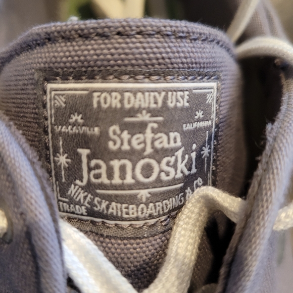 nike - Picture 2 of 3